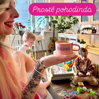 S dětmi je to prostě taková “POHODINDA” 🩷 stačí už jen vybrat barvu hrnečku a můžete si vychutnávat kávu při každém řádění...
